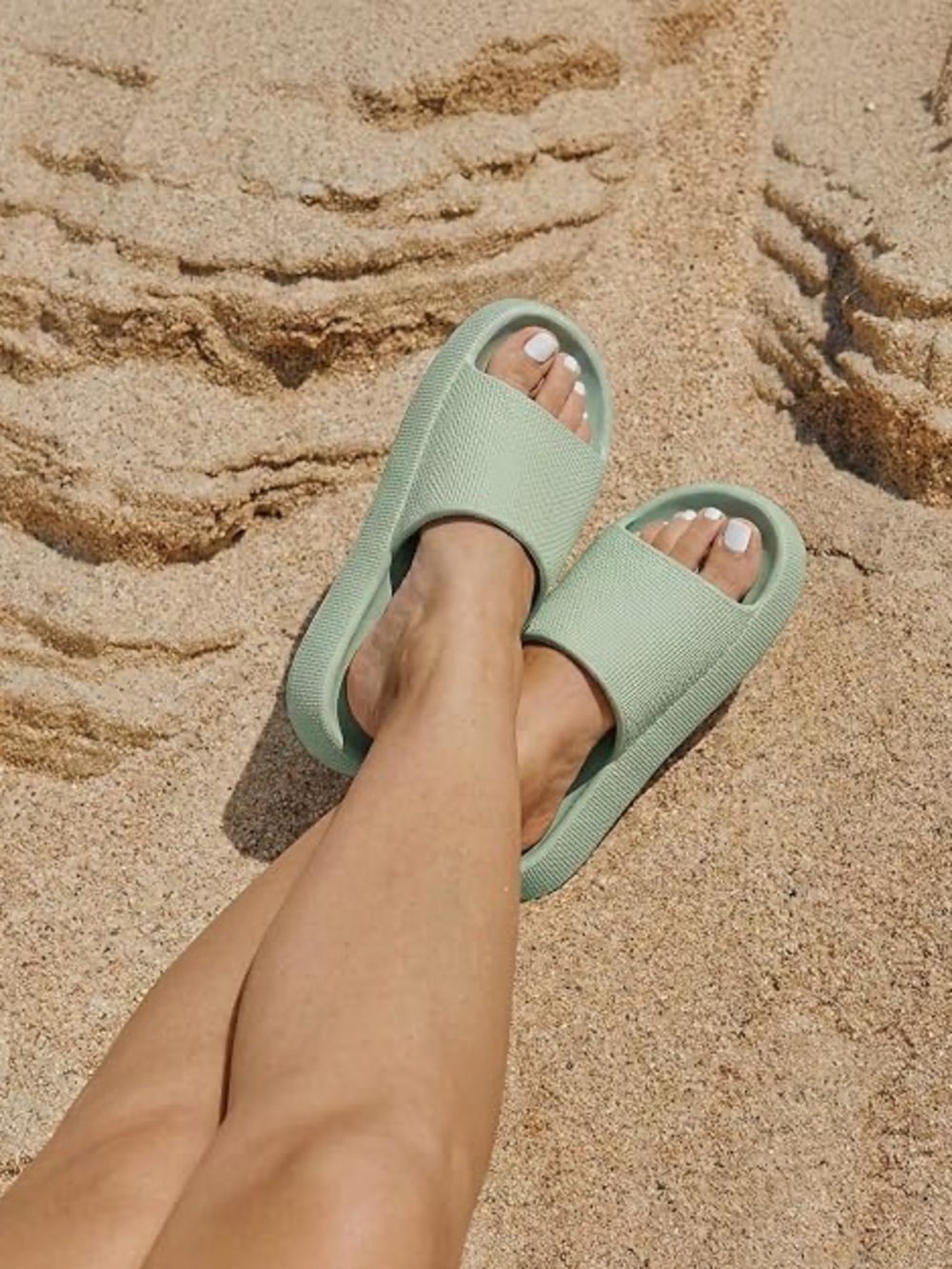 Cushionaire Women’s Green Feather EVA Cloud Recovery Slides – Size 8